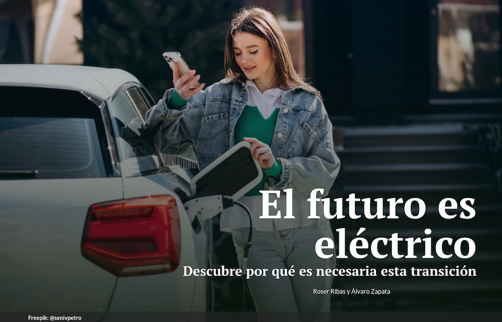 Mujer cargando un coche eléctrico